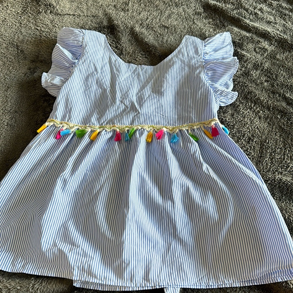Adorable striped top with boho piping and tie back. Size L